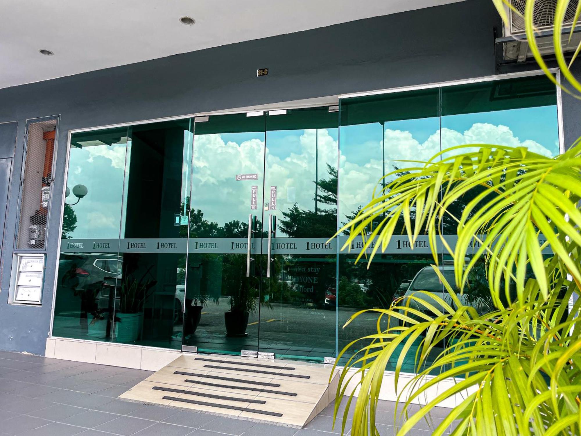 1 Hotel Mahkota Cheras Exteriör bild