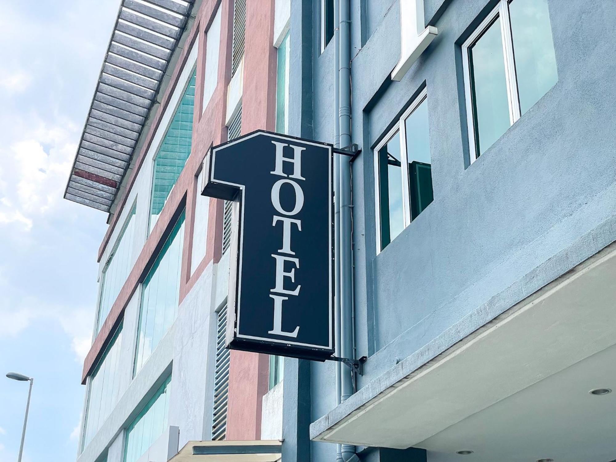 1 Hotel Mahkota Cheras Exteriör bild