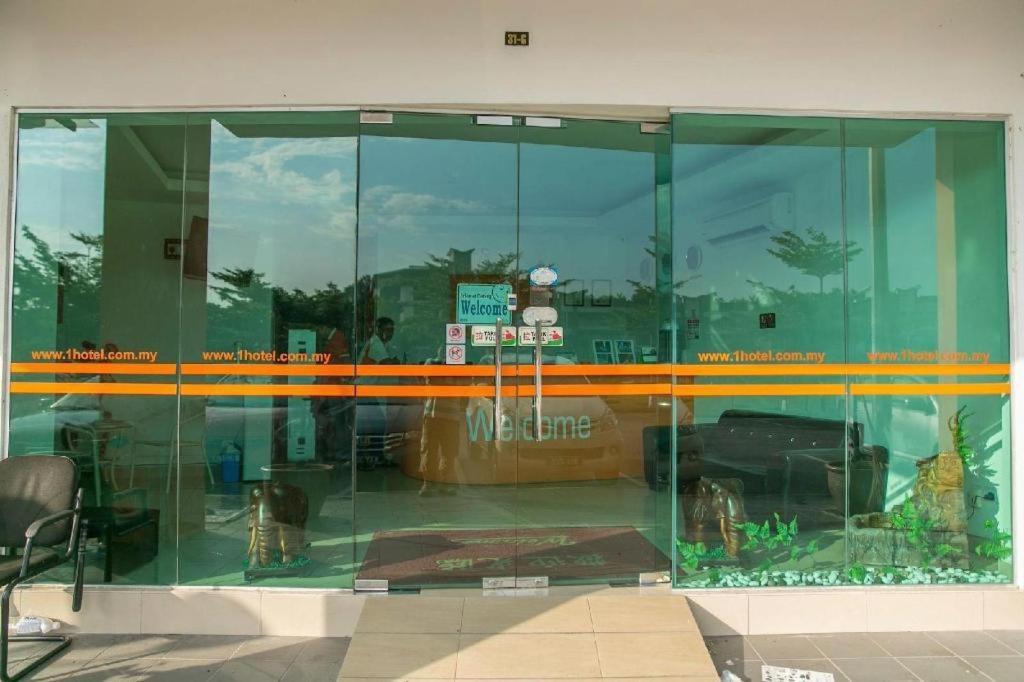 1 Hotel Mahkota Cheras Exteriör bild
