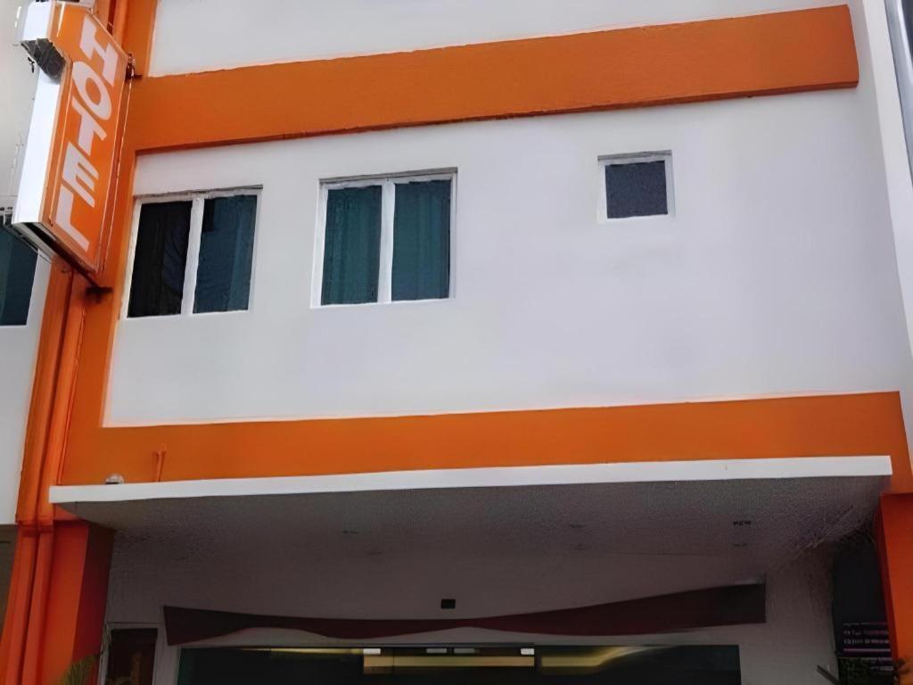 1 Hotel Mahkota Cheras Exteriör bild